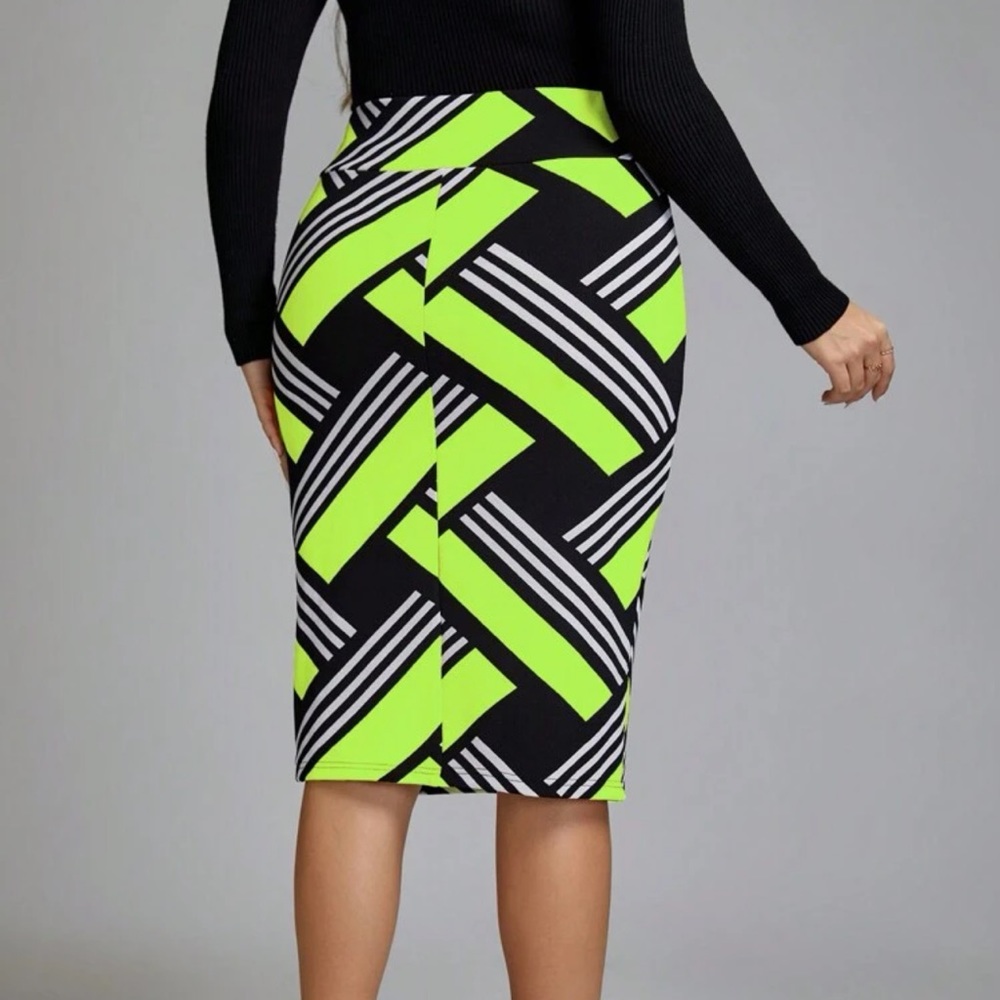 💚 PLUS Pencil Skirt 💚 - Picture 2 of 5